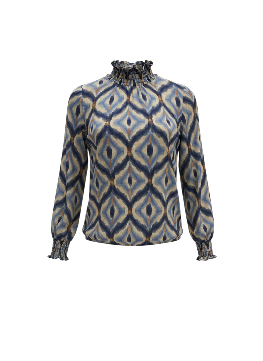 Blouse Martina Devï Studios SARL bleu et beige à motif abstrait, col montant froncé et poignets élastiqués, 70% soie, 30% viscose.