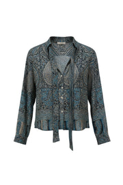 Blouse Catherine réversible Devï Studios SARL en pashmina bleu et beige à motif cachemire, col montant, boutons et ceinture.