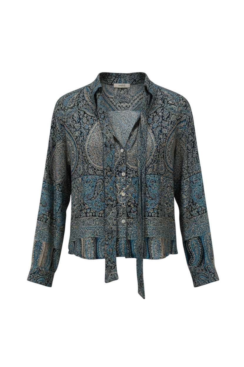 Blouse Catherine réversible Devï Studios SARL en pashmina bleu et beige à motif cachemire, col montant, boutons et ceinture.