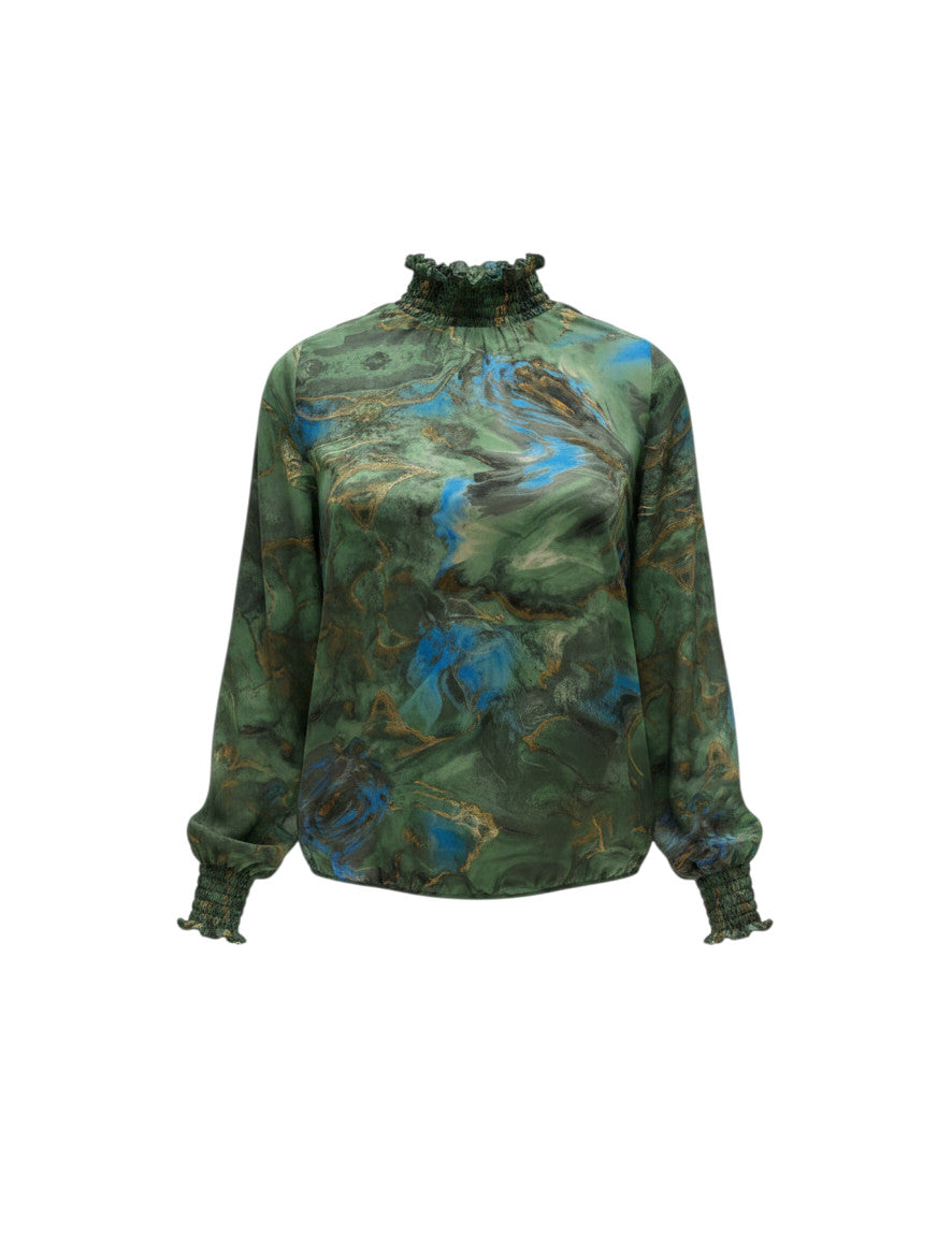 Blouse Martina Devï Studios SARL verte et bleue avec un imprimé marbre abstrait et des détails dorés, col montant froncé et poignets élastiqués.