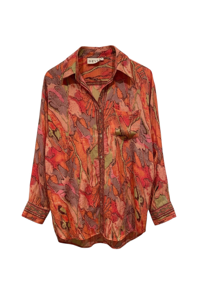 Chemise JM Devï Studios SARL en soie et viscose, imprimé abstrait orange et rose, col classique, boutonnée, poche poitrine.