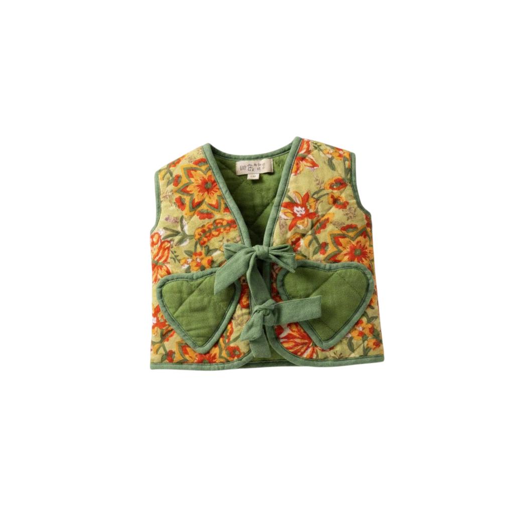 Gilets bébé Devï Studios SARL en coton imprimé à la main, avec nœuds en forme de cœur et de feuille. Deux modèles, un jaune floral et un violet floral.