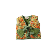 Gilets bébé Devï Studios SARL en coton imprimé à la main, avec nœuds en forme de cœur et de feuille. Deux modèles, un jaune floral et un violet floral.