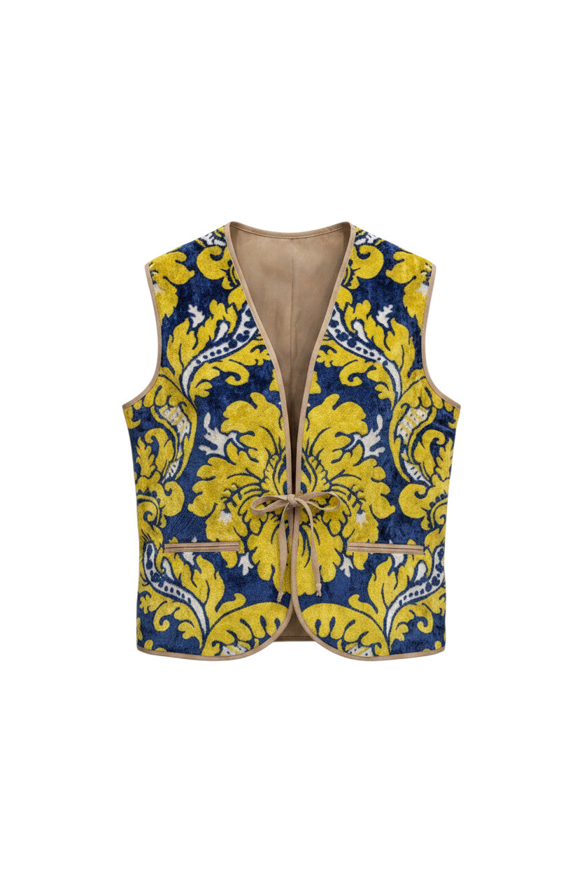 Gilet Devï Studios SARL en velours upcyclé bleu et jaune avec motif floral, fermeture par lacet, fait main au Maroc.