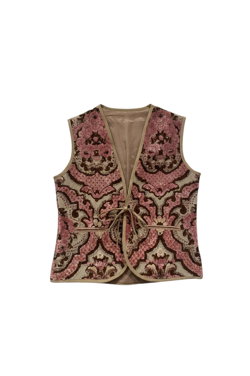 Gilet Devï Studios SARL en velours upcyclé rose et beige avec motif baroque, coupe arrondie, fermeture par lacet.