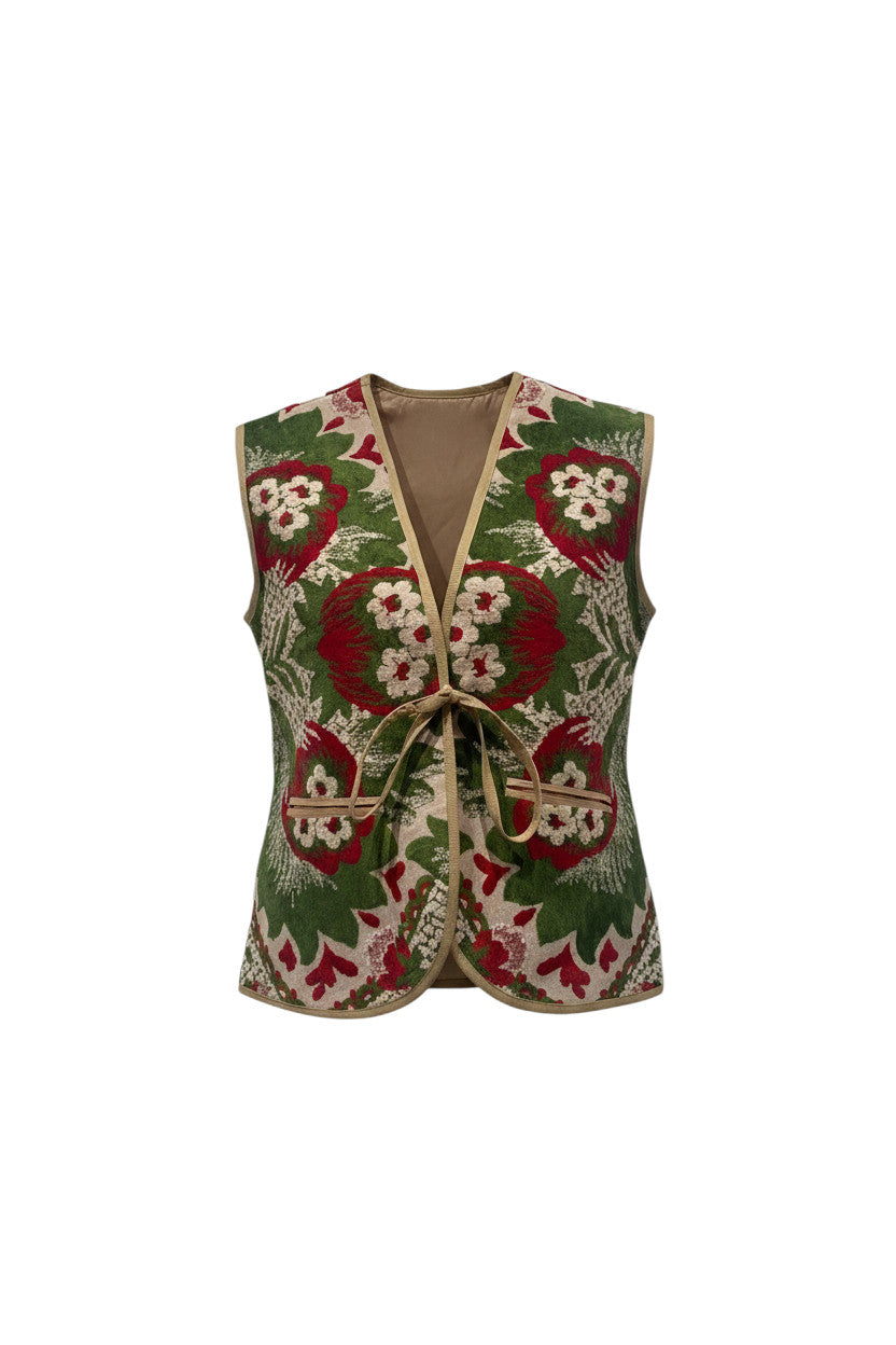 Gilet Devï Studios SARL en velours upcyclé, motif floral rouge et vert, fermeture à lacets, fait main au Maroc.