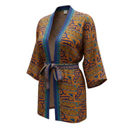 Kimono court réversible Sari Luna Devï Studios SARL en soie et viscose, imprimé ethnique orange et bleu, ceinture assortie.