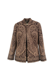 Devï Studios SARL Manteau court Nadia en pashmina marron et beige avec un motif cachemire complexe. Fermeture ouverte.