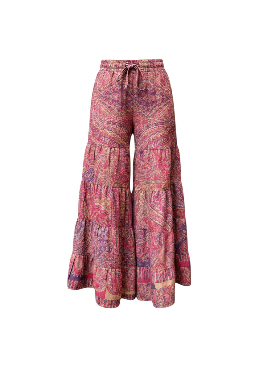 Devï Studios SARL pantalon Oriane en pashmina rose et violet avec motif cachemire, taille élastiquée et jambes évasées à volants.
