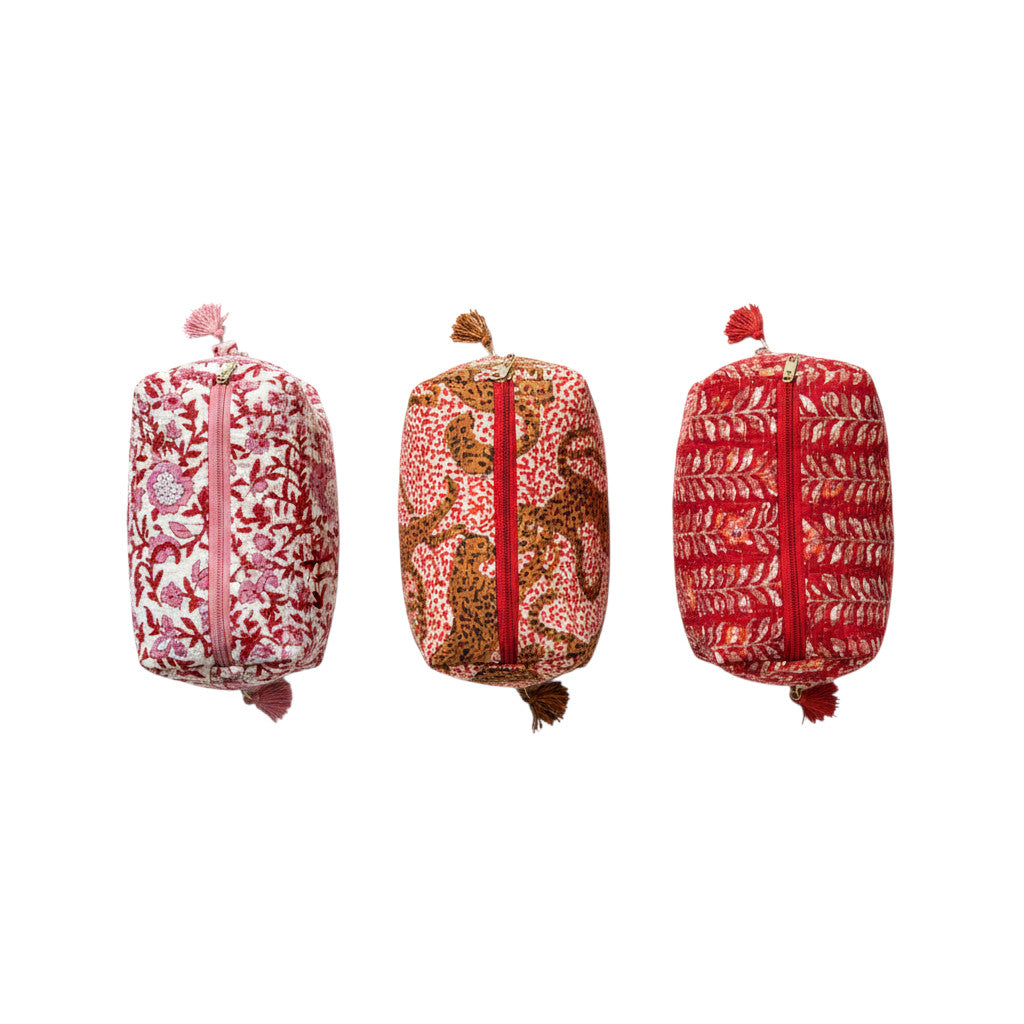 Trois pochettes Sandra Blockprint Devï Studios SARL en coton, motifs floraux et animaliers rouges et roses, fermeture zippée, doublure plastique recyclé.