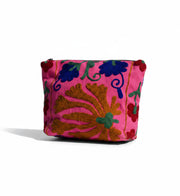 Pochette Suzani Sandra Big Pouch Devï Studios SARL rose en coton avec broderies florales multicolores, tenue à la main.