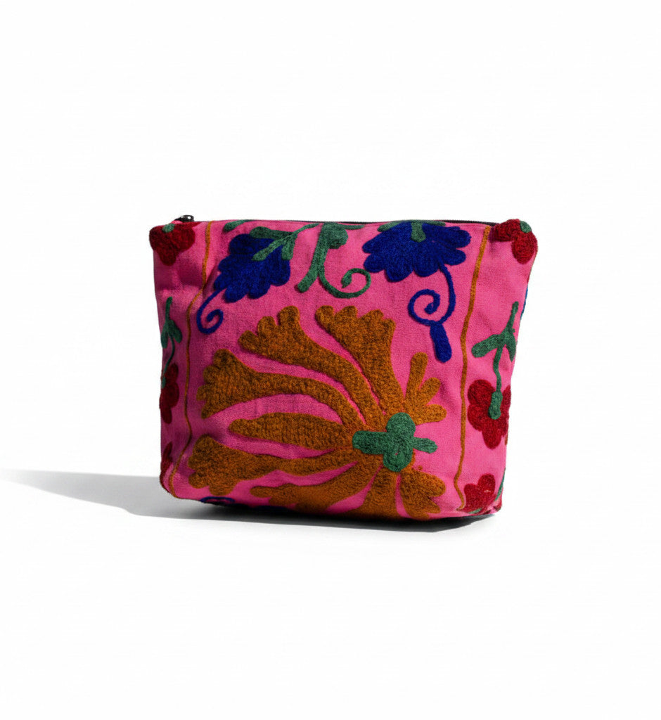 Pochette Suzani Sandra Big Pouch Devï Studios SARL rose en coton avec broderies florales multicolores, tenue à la main.