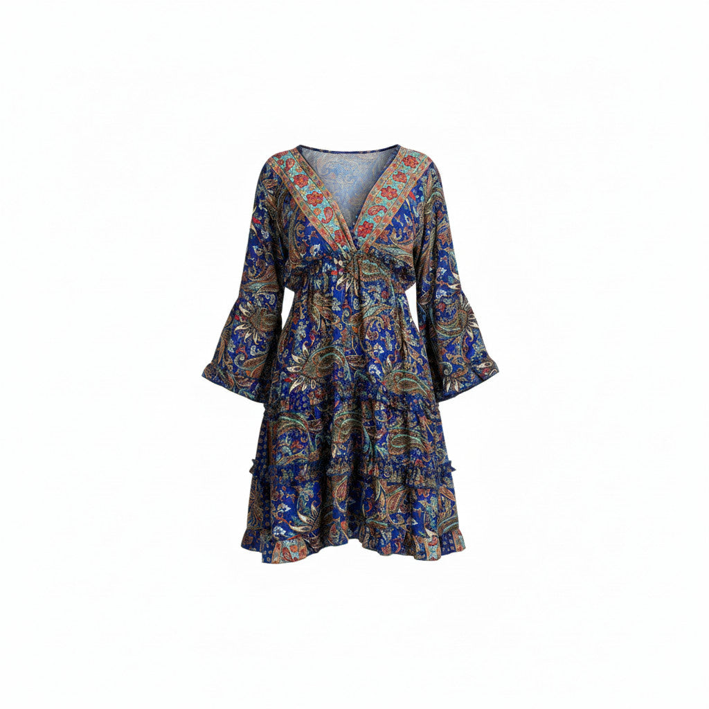 Robe courte Devï Studios SARL bleu imprimé cachemire, manches longues évasées, décolleté en V, volants et ceinture élastique.