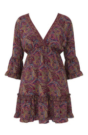 Robe courte Devï Studios SARL à imprimé cachemire multicolore, manches longues, décolleté en V, volants et ceinture élastiquée.
