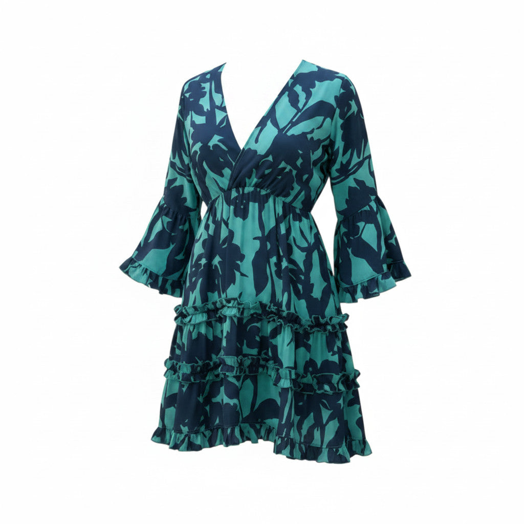 Robe courte Devï Studios SARL bleu sarcelle et bleu marine à imprimé floral, manches évasées, décolleté en V et volants.