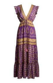 Robe longue Devï Studios SARL Shania violette et dorée, en soie et viscose, à imprimé ethnique, décolleté plongeant et dos ouvert.