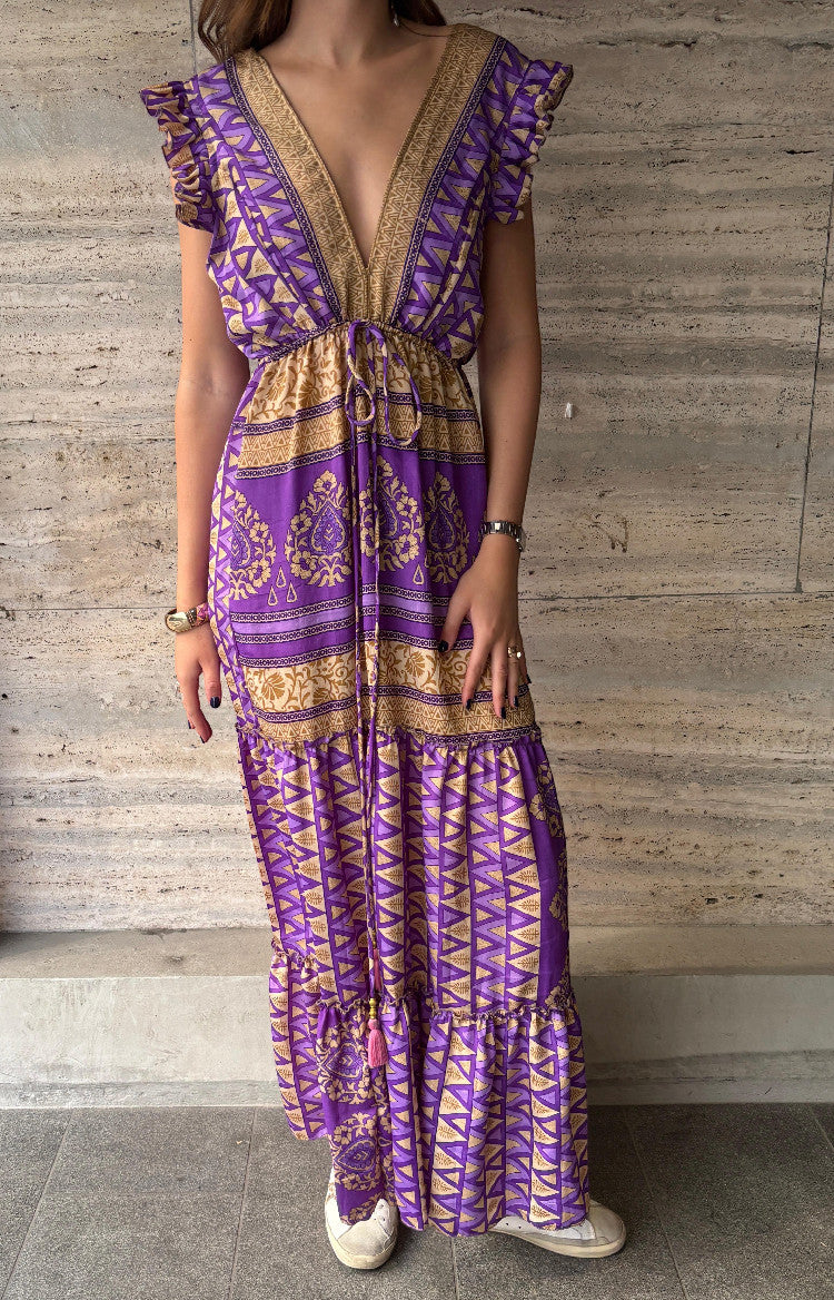 Devï Studios SARL robe longue Shania violette et dorée, en soie et viscose, à imprimé ethnique, décolleté plongeant et dos ouvert.