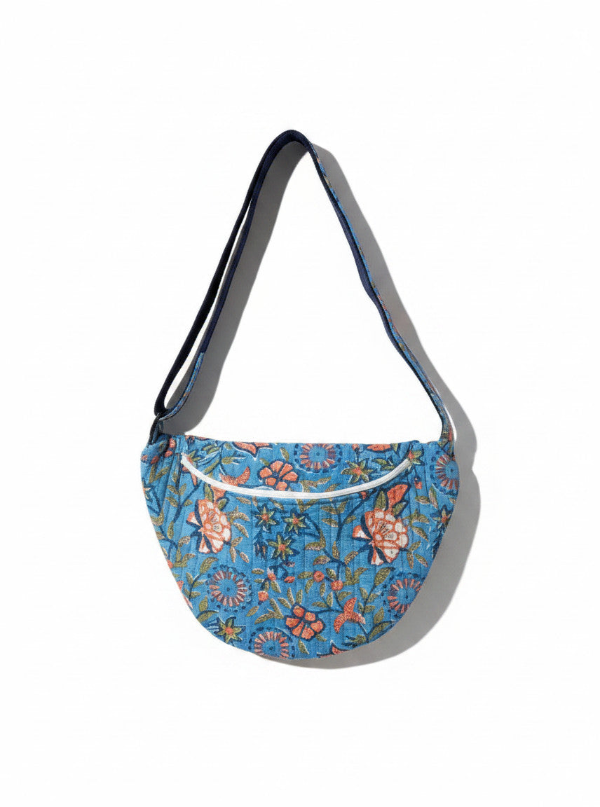 Devï Studios SARL Sac banane Elise en coton bleu imprimé floral, idéal pour le quotidien et les voyages.