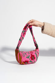 Sac banane rose Devï Studios SARL en tissu suzani upcyclé avec broderies florales rouges et vertes, anse unique.
