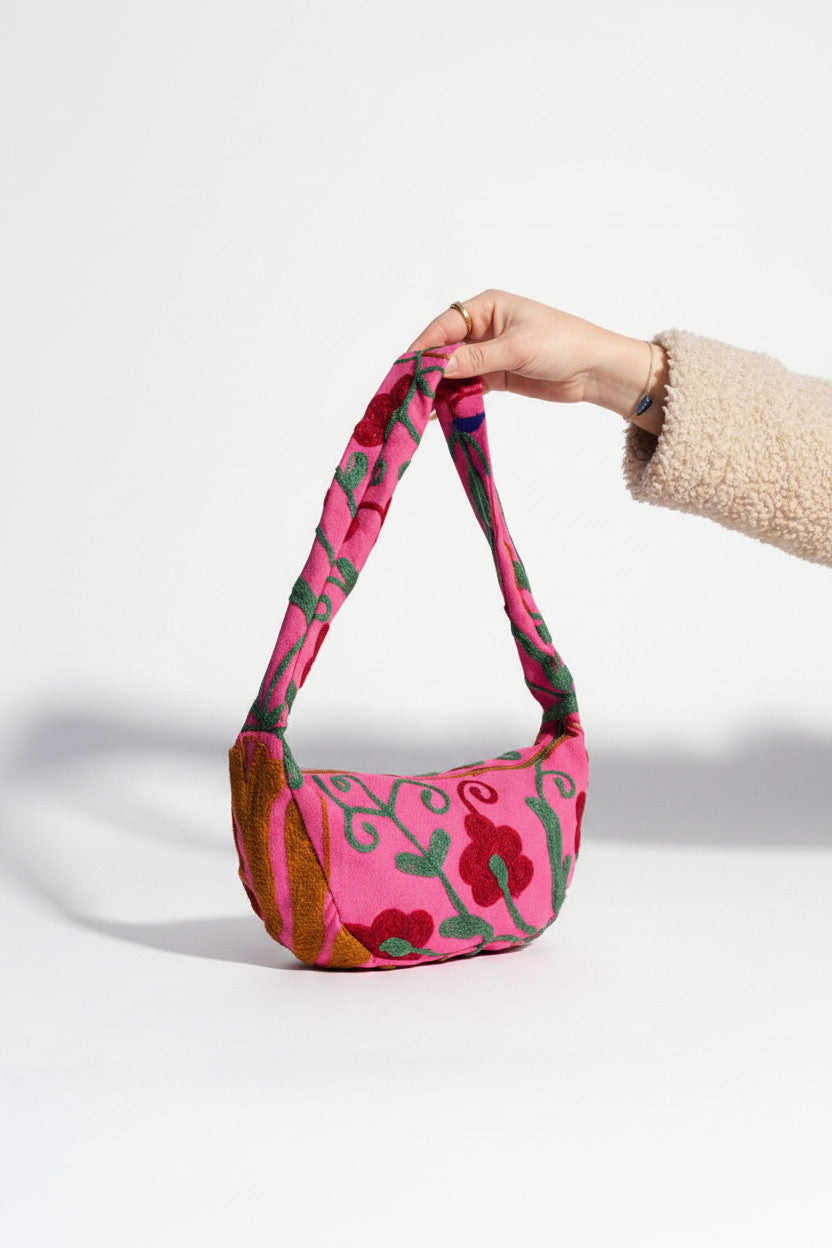 Sac banane rose Devï Studios SARL en tissu suzani upcyclé avec broderies florales rouges et vertes, anse unique.