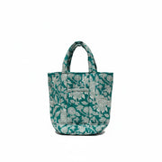Devï Studios SARL Sac cabas en coton matelassé vert sarcelle avec motif floral blanc, texture matelassée, anses rembourrées.