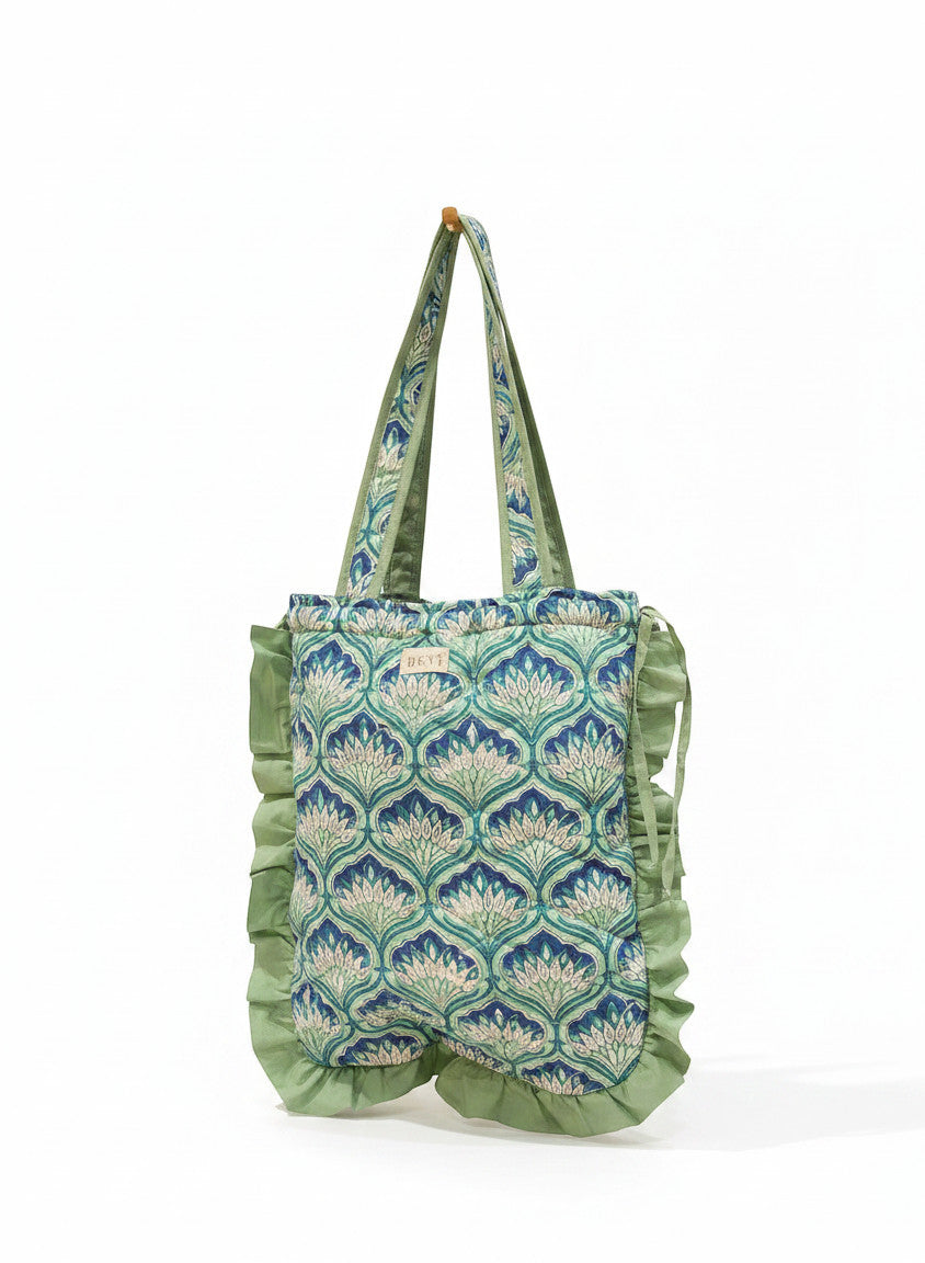 Sac fourre-tout en coton Devï Studios SARL bleu et vert avec imprimé floral, volants et fermeture à cordon.