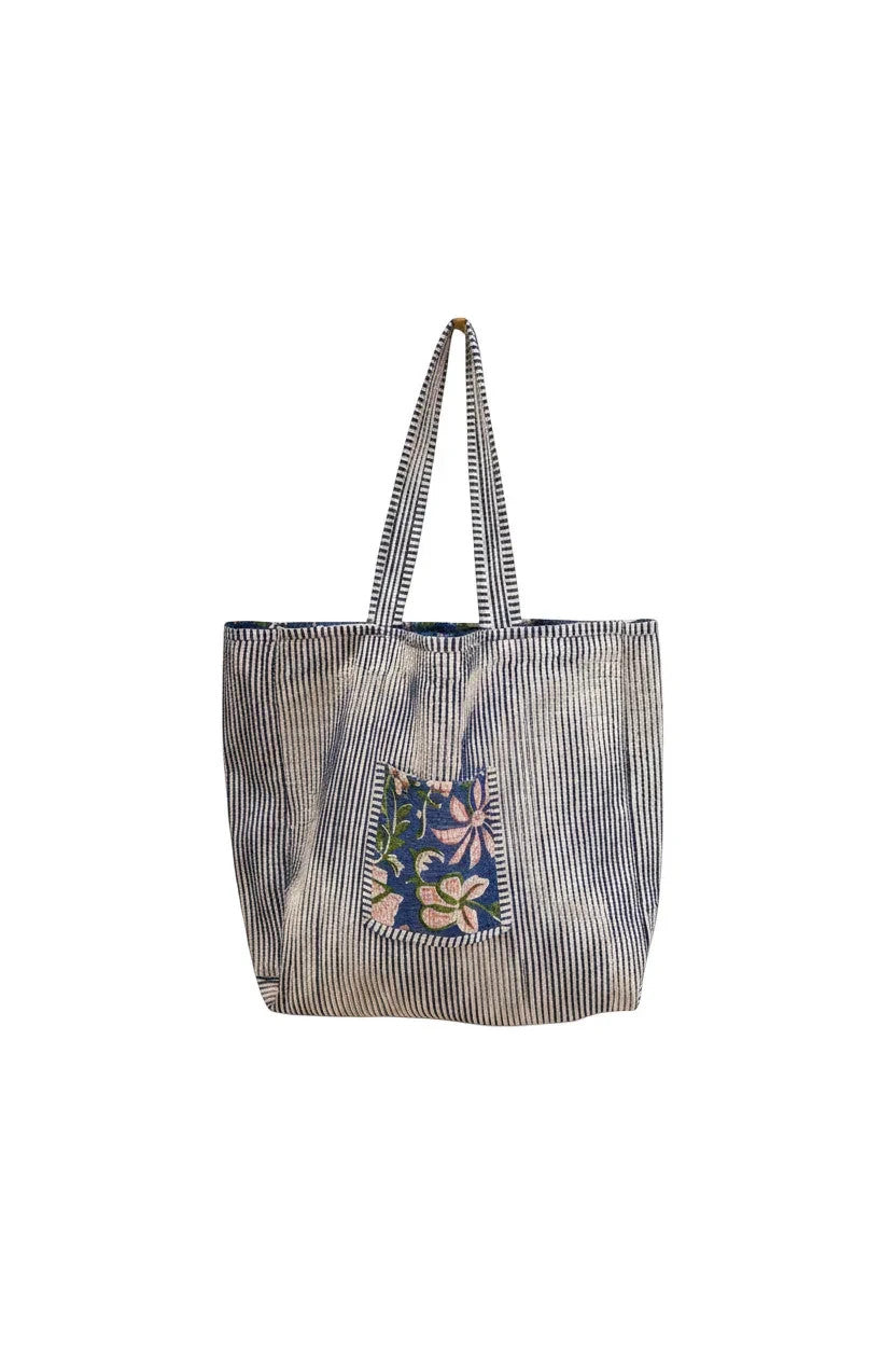 Sac fourre-tout réversible Devï Studios SARL en coton rayé bleu et blanc avec une poche poitrine imprimée florale