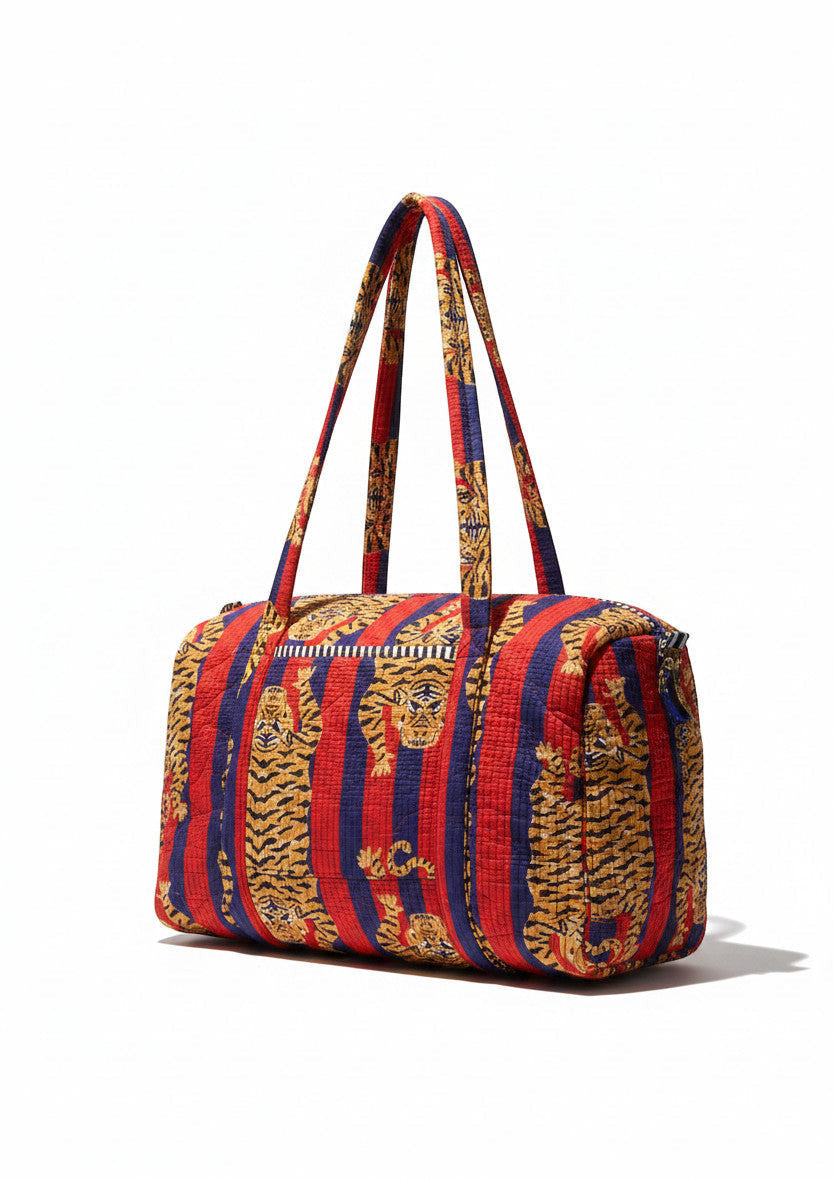 Sac de voyage Devï Studios SARL Isabella en coton rayé rouge et bleu avec un motif tigre, anses courtes.
