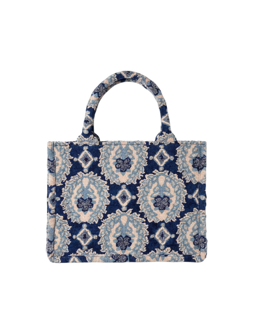 Sac fourre-tout en velours Devï Studios SARL bleu et crème avec un motif floral complexe, fabriqué à partir de textiles vintage upcyclés.