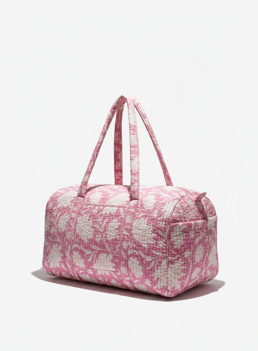 Sac de voyage matelassé Devï Studios SARL Isabella en coton rose et blanc avec un motif floral. Idéal pour le week-end.