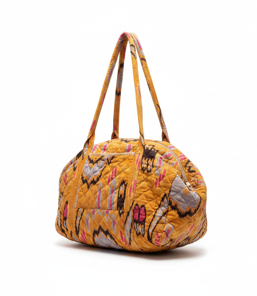 Devï Studios SARL sac de voyage matelassé en velours et coton jaune avec un motif ikat coloré, idéal pour le week-end.