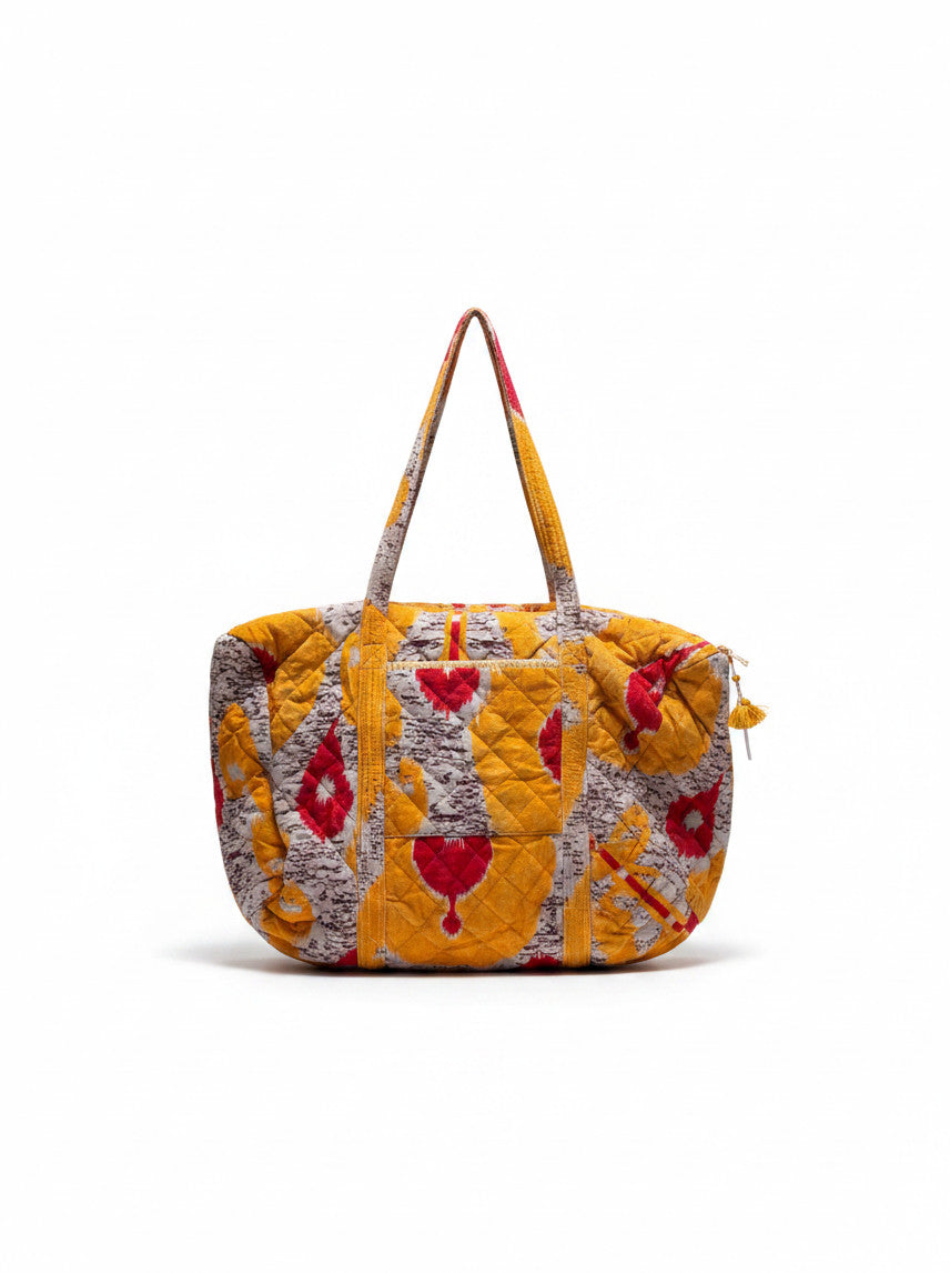 Sac de voyage matelassé Devï Studios SARL jaune et rouge en velours et coton, idéal pour cabine.
