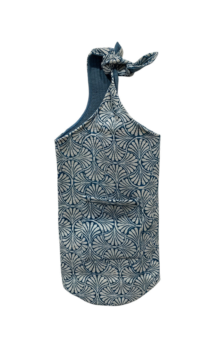 Sac de yoga en coton bleu et blanc Devï Studios SARL, imprimé à la main, avec poche avant et anse nouée réglable.