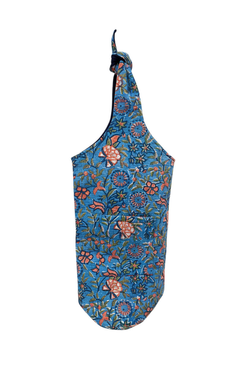 Sac de yoga en coton bleu avec imprimé floral rose et vert, poignée nouée, par Devï Studios SARL