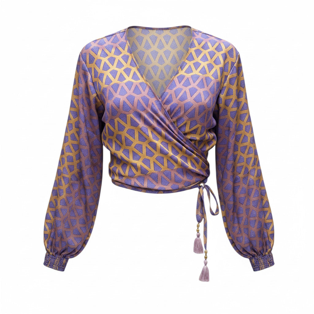 Top cache-cœur Devï Studios SARL en soie upcyclée, motif géométrique violet et doré, manches longues bouffantes, ceinture à franges.