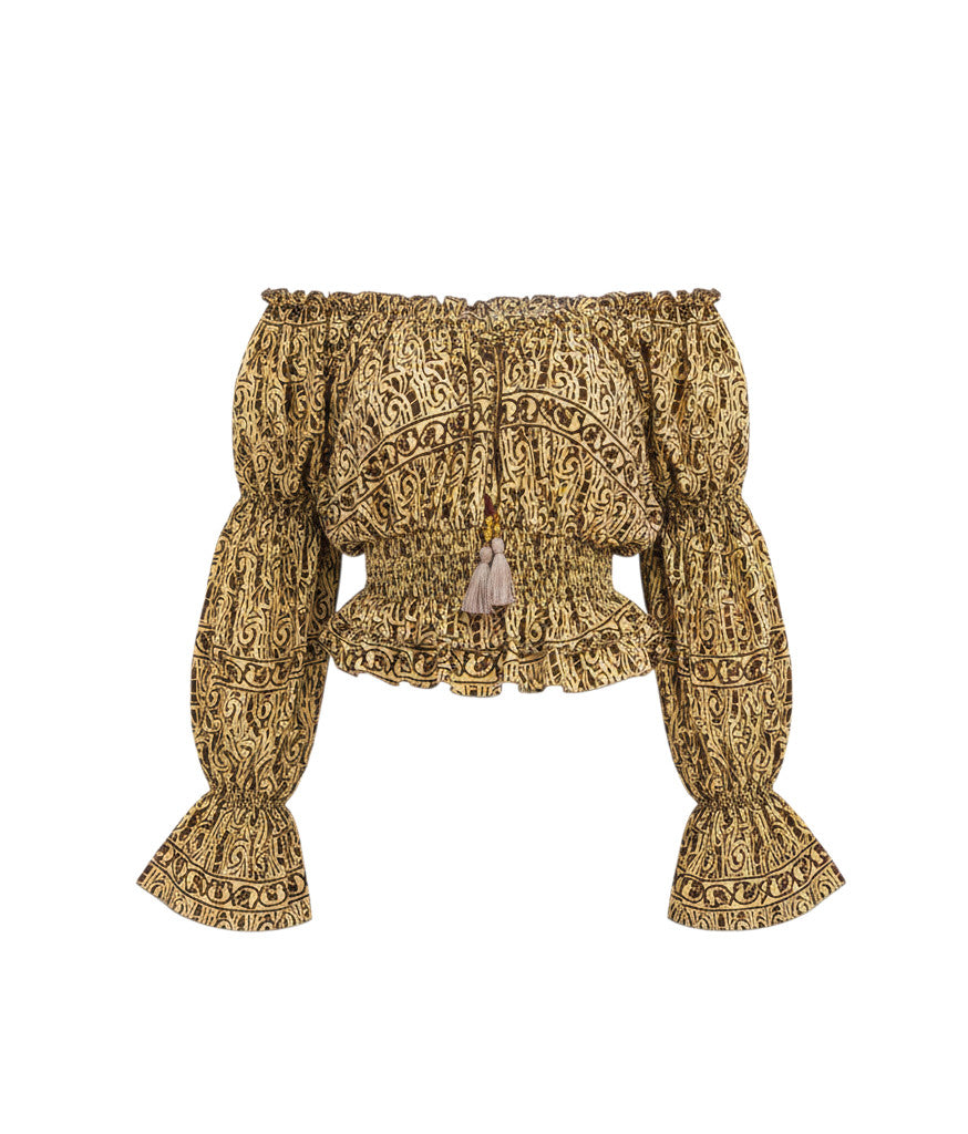 Top Sari Nora Devï Studios SARL jaune et marron à imprimé ethnique, col Bardot, manches longues bouffantes et volantées, corsage élastiqué et finitions à fronces.