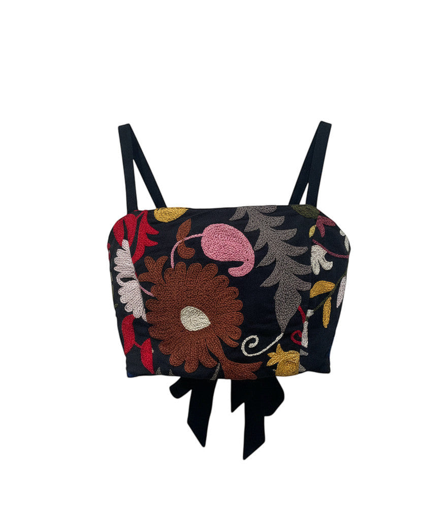 Devï Studios SARL top Pipa noir avec broderies florales multicolores, coton et soie, bretelles ajustables, dos lacé.