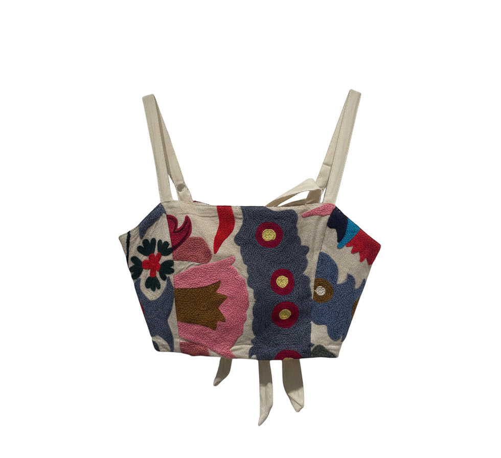 Devï Studios SARL top Pipa en coton avec broderies Suzani multicolores et ajustement personnalisable.