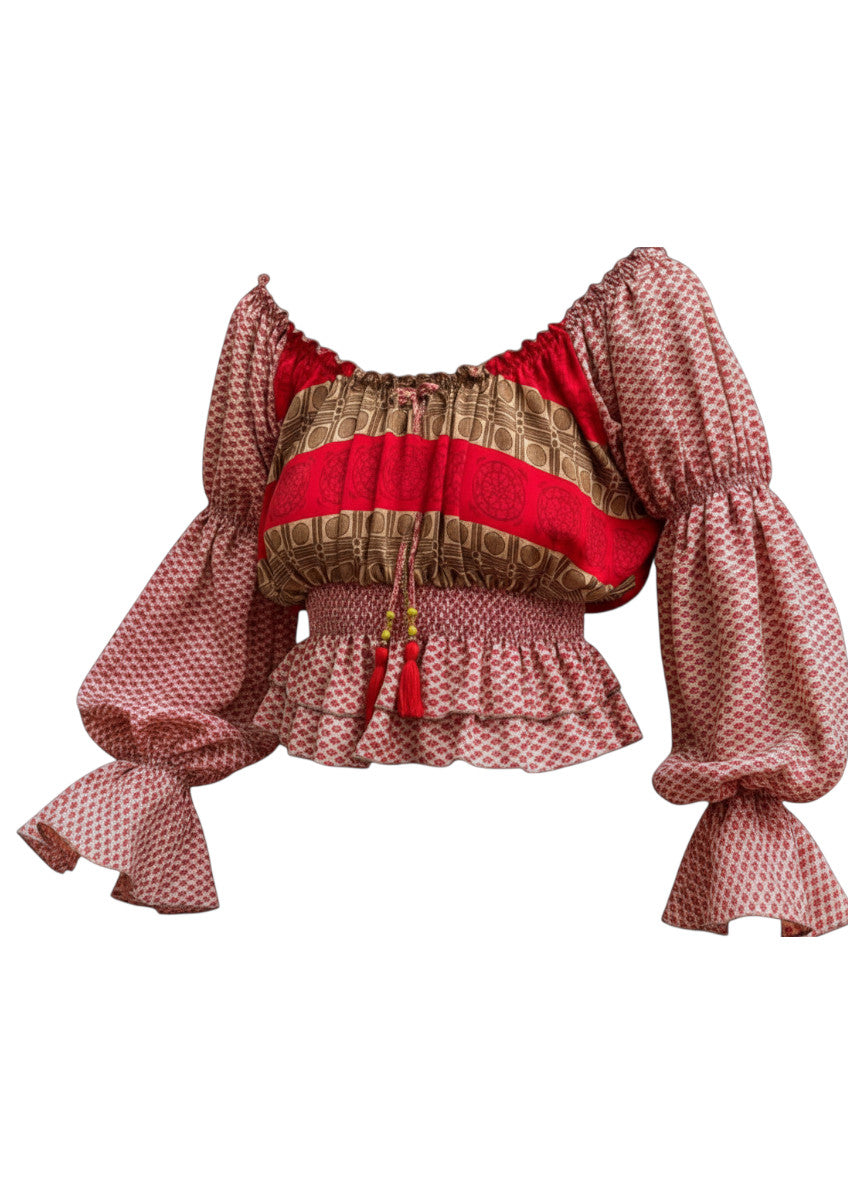 Devï Studios SARL top en tissu sari upcyclé, rouge et doré, manches longues bouffantes, col froncé avec pompons et perles.