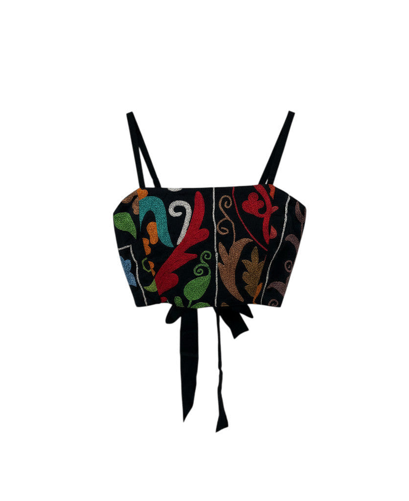 Devï Studios SARL top court noir brodé de motifs floraux multicolores, style bandeau avec bretelles fines et laçage au dos.