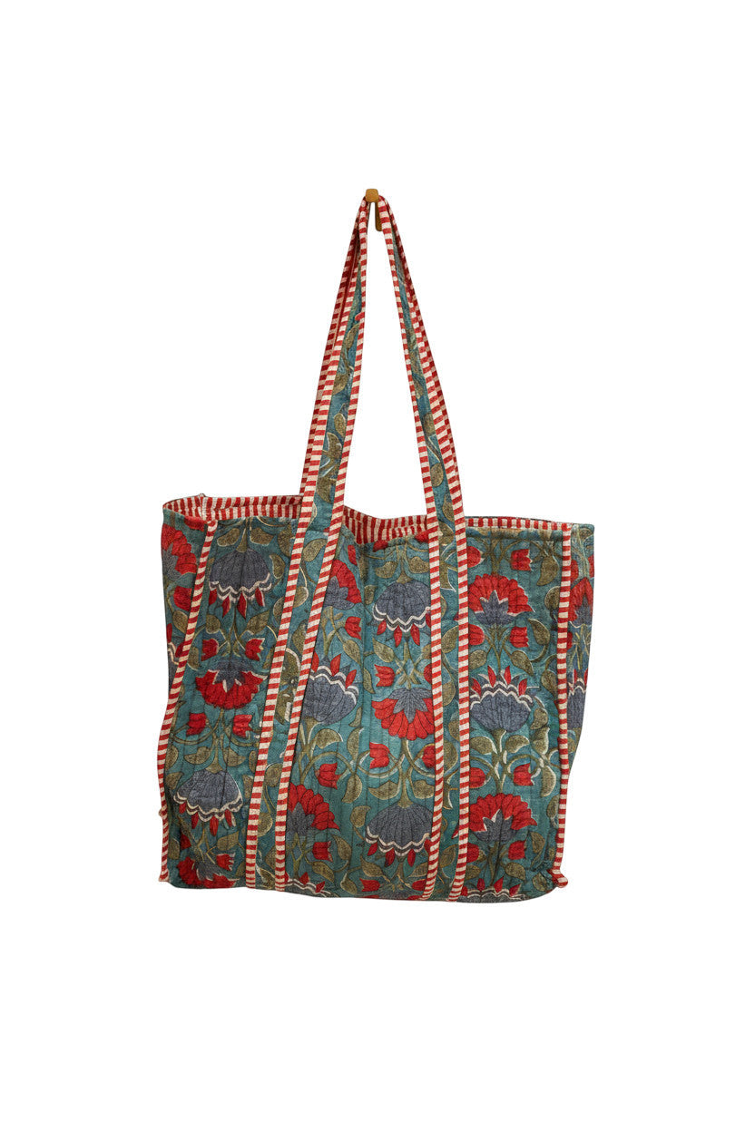 Devï Studios SARL tote bag en coton réversible imprimé floral bleu sarcelle avec bordure rayée rouge et blanche. 46x46cm.