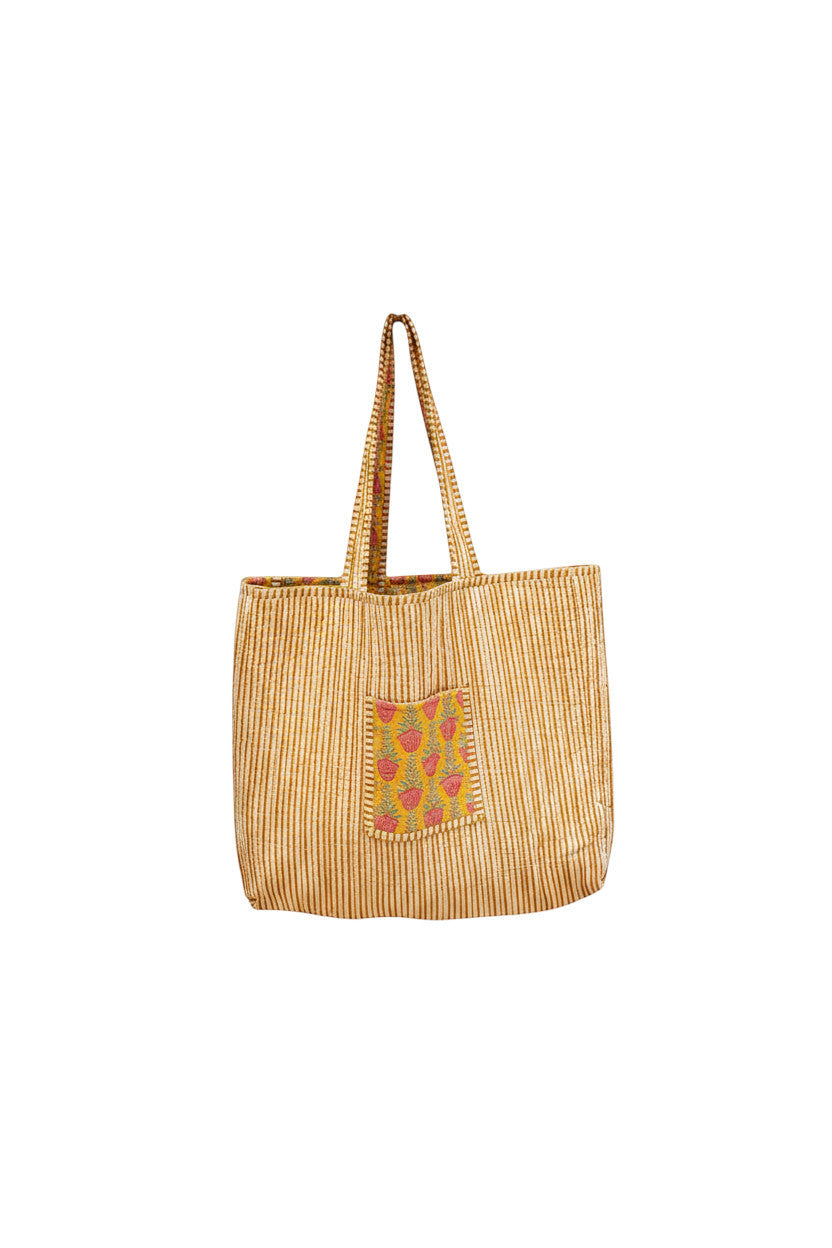 Devï Studios SARL tote bag en coton réversible, rayures ocre et poche imprimée de fruits rouges.