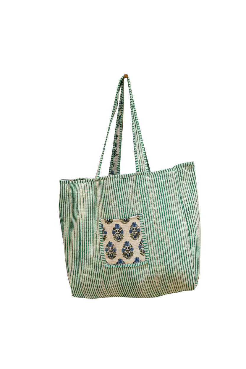 Devï Studios SARL tote bag en coton réversible rayé vert et blanc avec une poche poitrine imprimée bleue