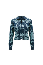 Veste réversible Devï Studios SARL en jean bleu avec broderies florales bleues claires, manches longues, col rond.