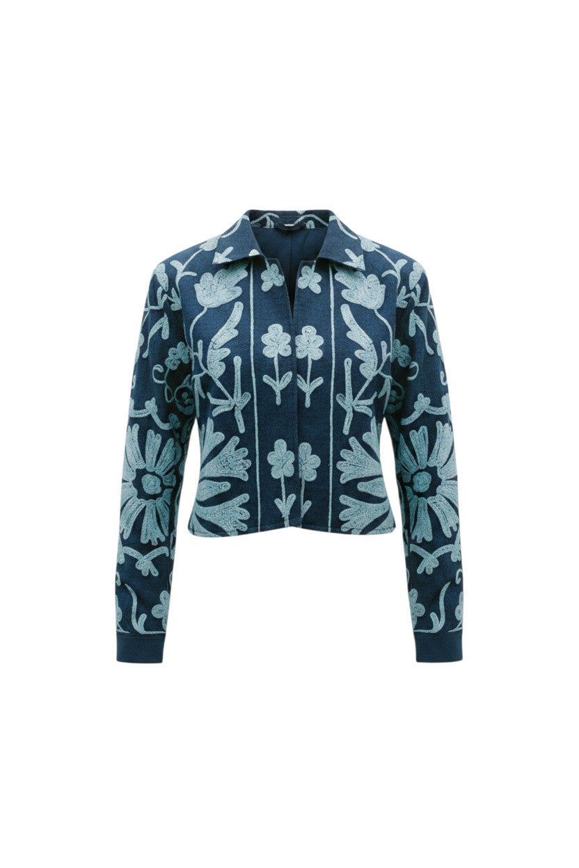 Veste réversible Devï Studios SARL en jean bleu avec broderies florales bleues claires, manches longues, col rond.
